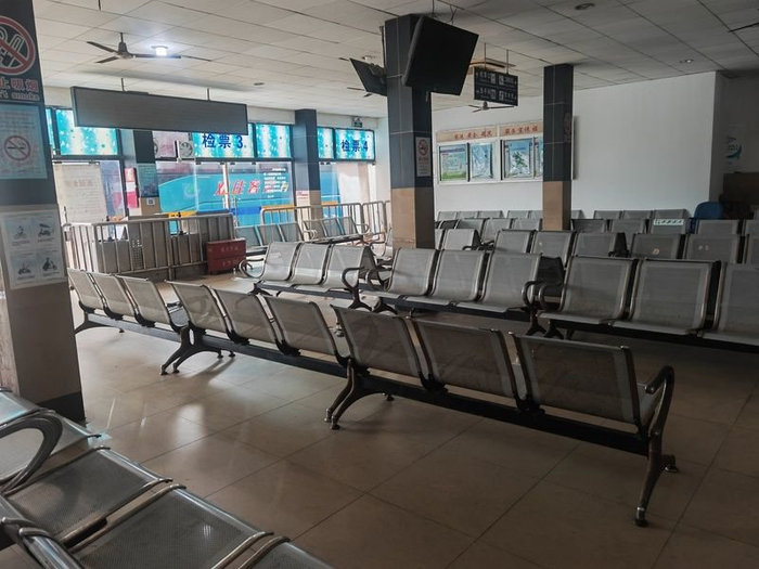 原先四个检票口仅有一个开放，现场并无一名乘客。