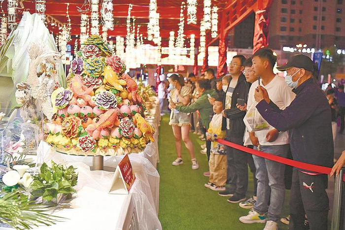 青海地方特色精品美食展吸引了市民和游客的目光。