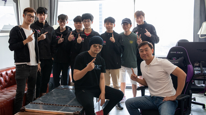 2019年周杰伦跟J Team选手的一张合照