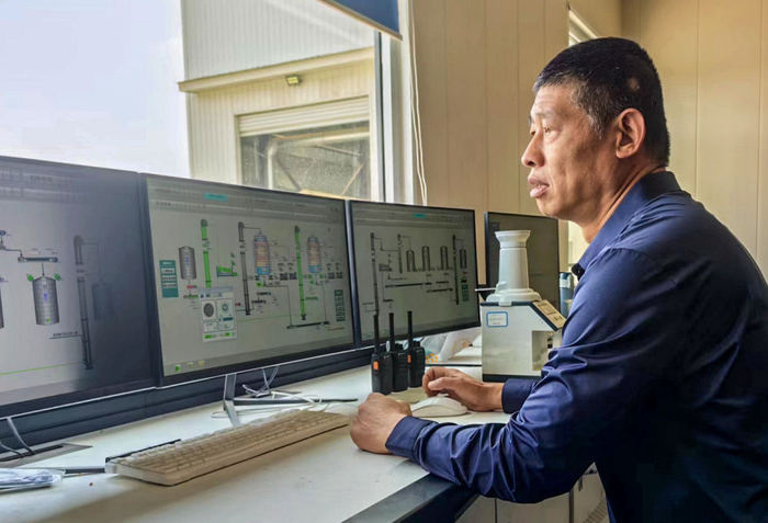 6月13日，在山东省齐河县晏城街道粮食烘干仓储服务中心，工作人员监测粮食烘干塔运行情况。新华社记者 陈灏 摄