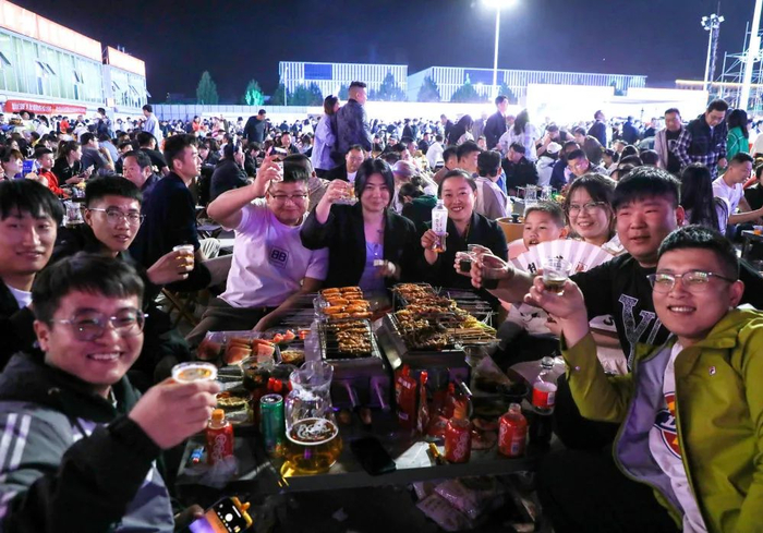 游客在山东省淄博市一家烧烤城吃烧烤