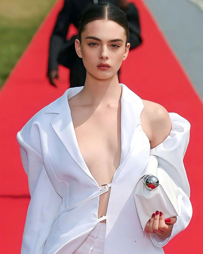 jacquemus 2023秋冬系列大秀上走秀的最美星二代戴娃·卡塞尔deva