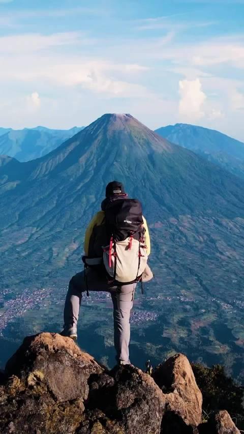 站在山顶看风景的图片图片