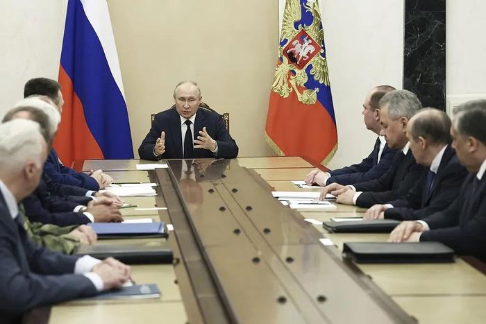 当地技能6月26日，俄罗斯总统普京在克里姆林宫左右与俄罗斯规矩机构正经东说念主的会议。图源：视觉中国