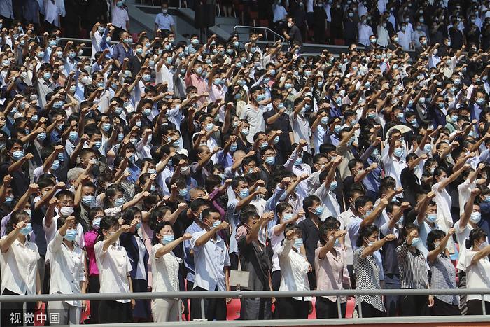 当地时间2023年6月25日，朝鲜平壤，五一体育场举行大规模集会，民众参加示威游行。图源：视觉中国