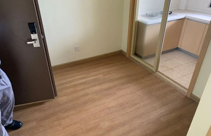 小乐看房时拍下的公租房，房内几无家具。受访者供图