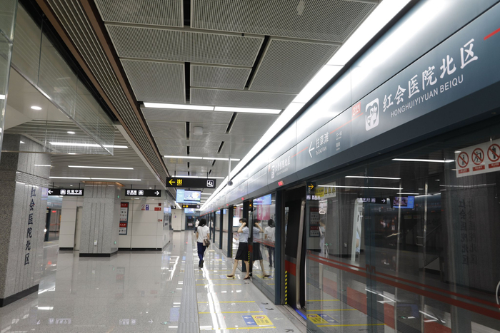 西安地铁2号线二期红会医院站站台层 陈鹏 摄