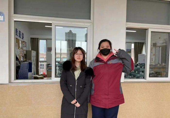 姜海容（右）在经贸学校时与老师合影