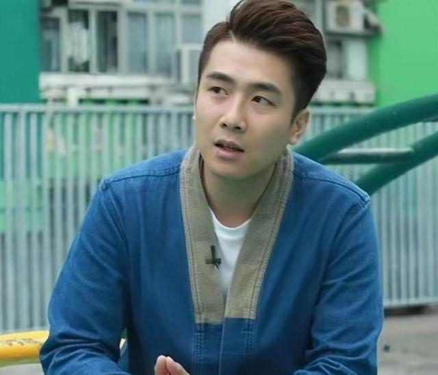 在小编的印象中,阮政峰加入tvb已经很多年了,但一直都是在剧中演配角.