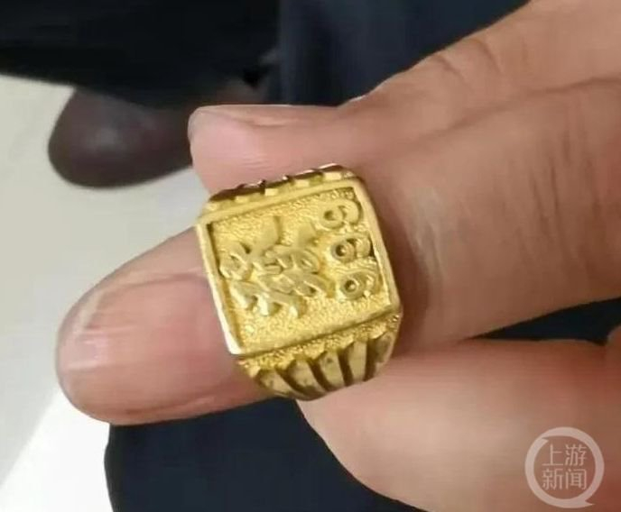 ▲金戒指被查获，老赖说是假的。图片来源/河池中院