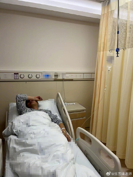 ▲张雪峰躺在病床上。