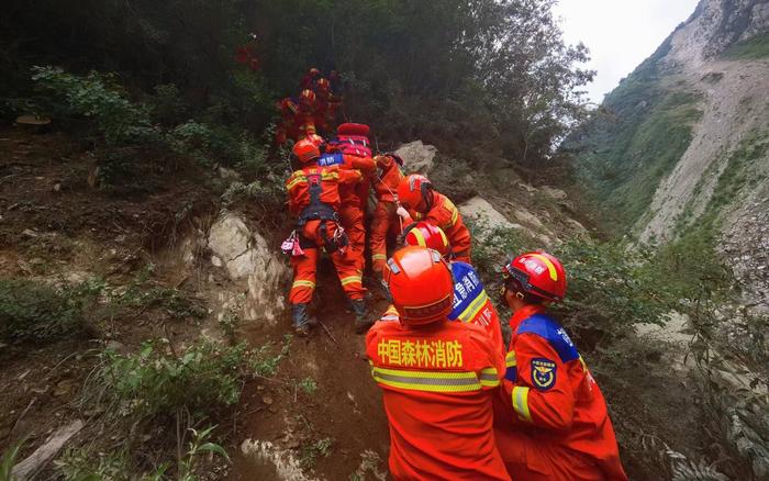 消防救援人员搭建绳索系统转移群众。  图源：四川森林消防总队阿坝支队