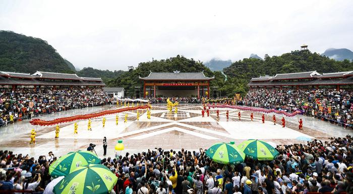 6月27日,在广西环江毛南族自治县下南乡毛南民族文化园,村民观看分龙