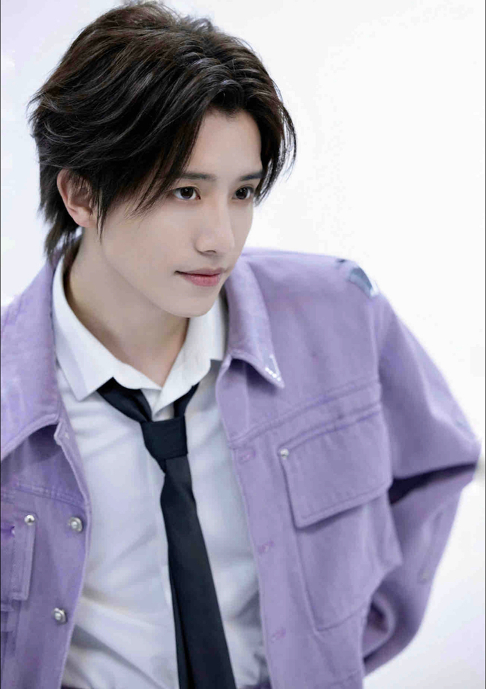 才知道伯远是他的艺名,本名是汤浩|伯远_新浪新闻