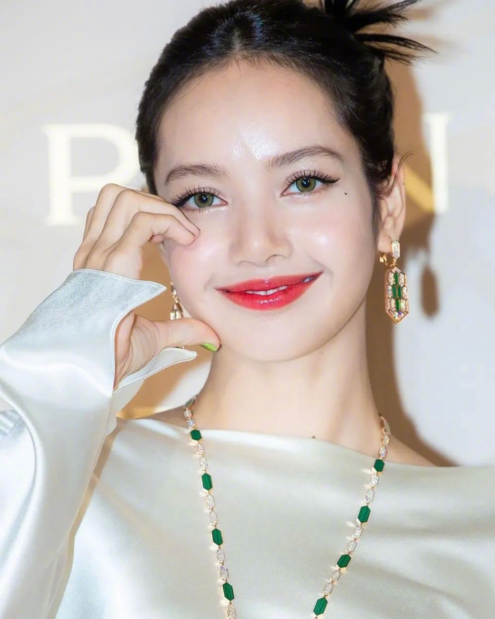 今日在韩国出席的lisa,一袭白色缎面礼服……|lisa|礼服|韩国_新浪