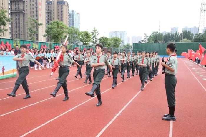 临沂南坊小学国旗班训练学到真功夫