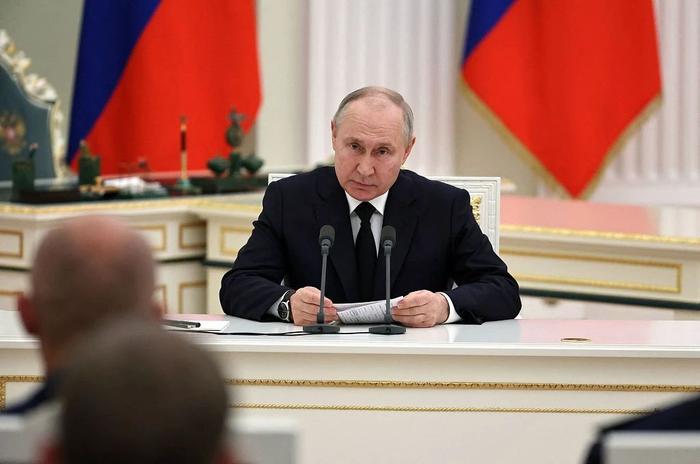 当地时分2023年6月27日，俄罗斯莫斯科，俄罗斯总统普京在克里姆林宫会见军东谈主。图/视觉中国