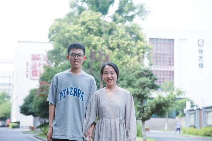 忻翼天和她妈妈都是三中校友