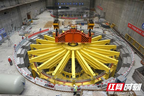 五凌电力五强溪扩机工程6号机定子吊装到位