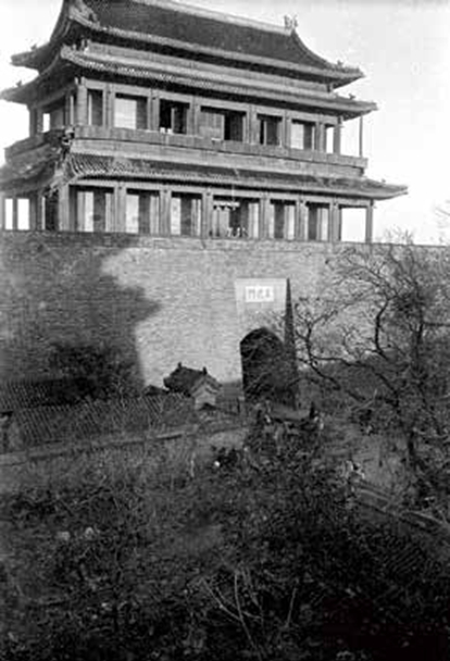 阜成门民国汉文匾额（《中轴之门》内页插图）。