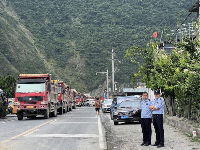 当地政府王人集大批运载车鼎新河谈堆积的砂石。