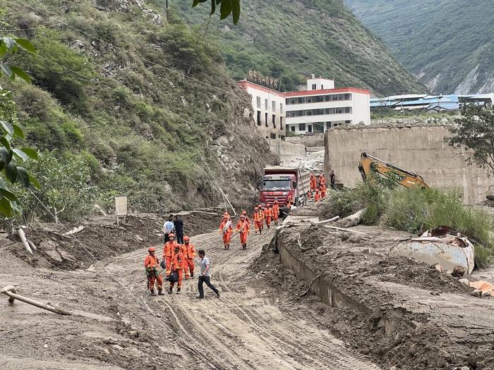 6月27日，丛林消防挽救东谈主员从搜救区出来。