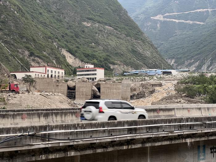  3号拦挡坝挡住了山洪泥石流的冲击，护住了高速路和大桥。