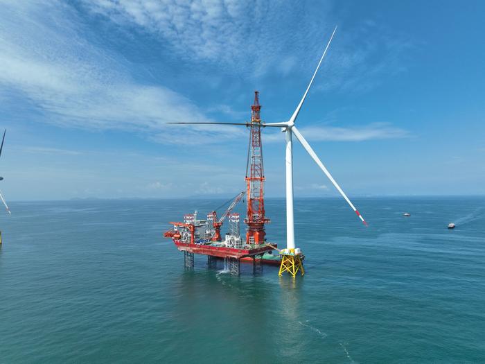 全球首台16兆瓦海上风机在平潭外海安装完成。图源：中铁大桥局