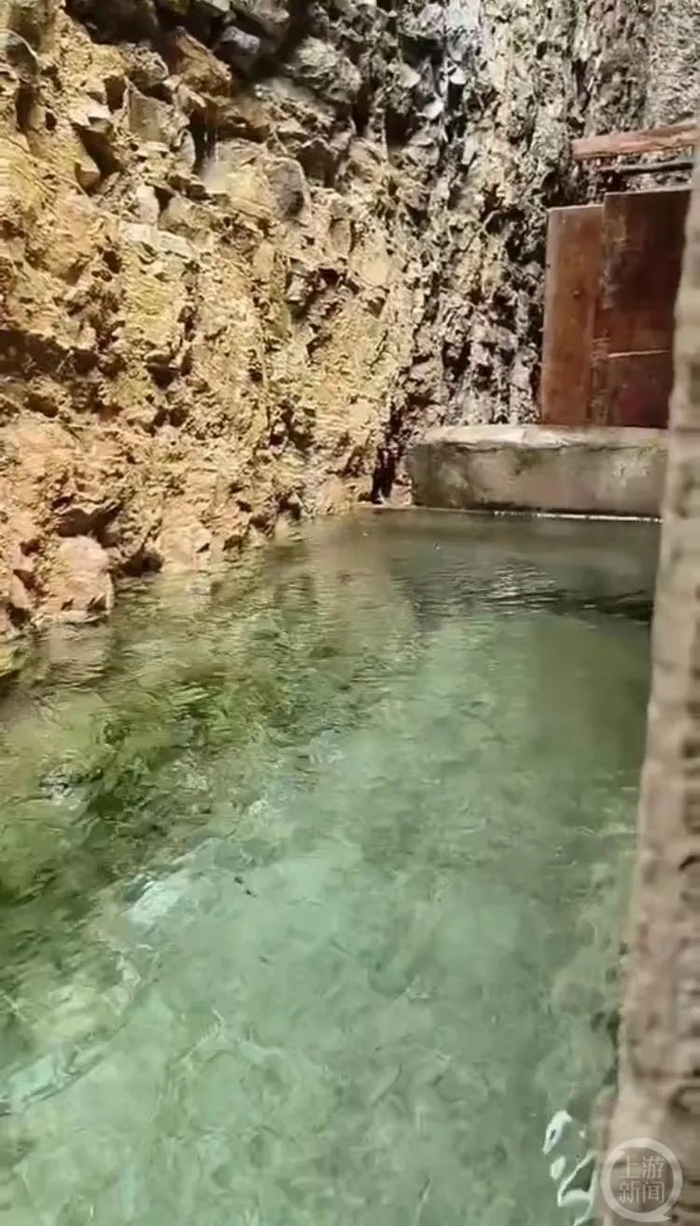 ▲欧女士拍摄的自家厨房外的山泉水缸。图片来源/受访者