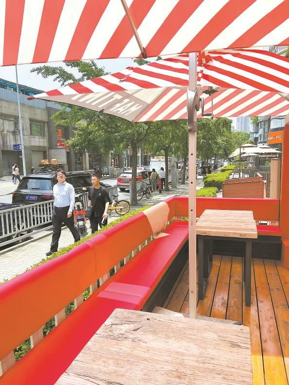 大沽路上的商家有序设置外摆座位　本报记者  周馨  摄