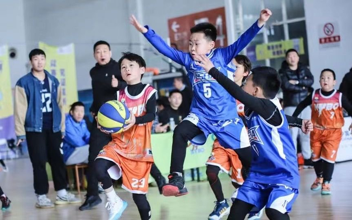 小球员们在比赛中敢打敢拼。  主办方供图              