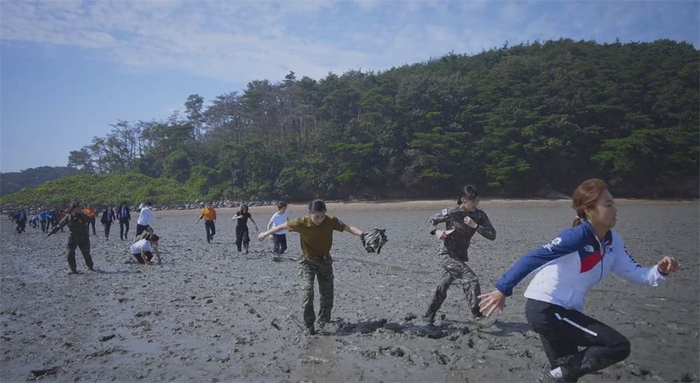 节目一上来没什么繁琐的介绍，直接让选手们进行1km泥潭排名赛