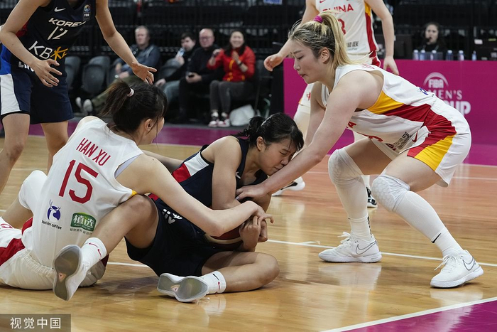 韩旭和李梦抢断韩国队球员。