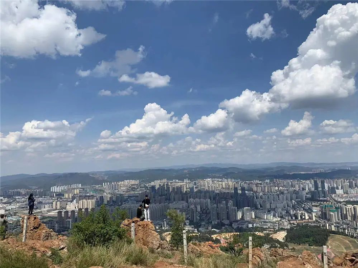 市民前往长虫山赏景、锻炼