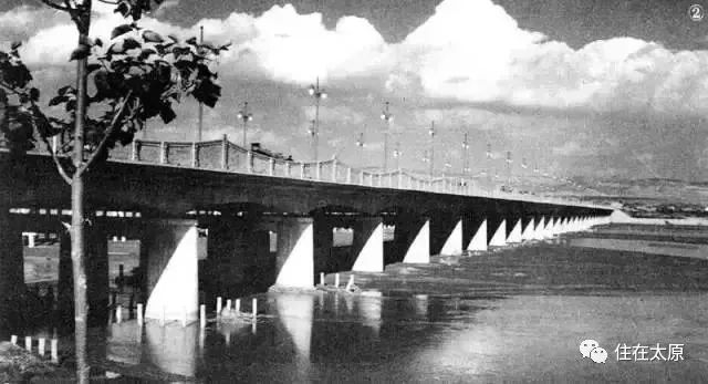 太原迎泽大桥（摄于80年代，右侧小桥为日伪时期修建的“洋灰桥”，两桥于90年代被拆）