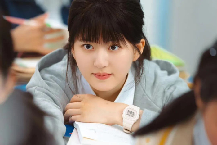 先来分析一下赵露思的脸型,标准的鹅蛋脸,上庭短,中庭长.