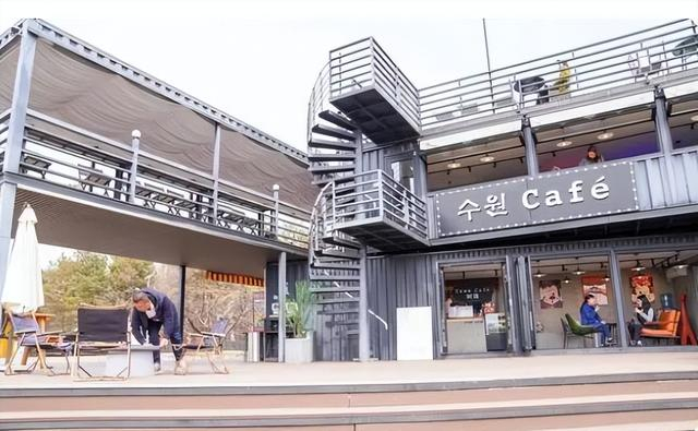 4月4日，申龙哲在自家咖啡店打扫卫生。新华社记者 颜麟蕴 摄