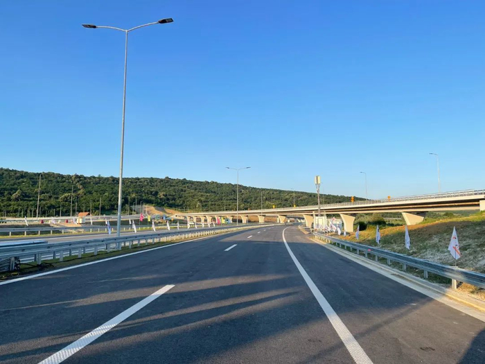 贝尔格莱德绕城公路项目举行通车仪式塞尔维亚总统武契奇出席仪式并