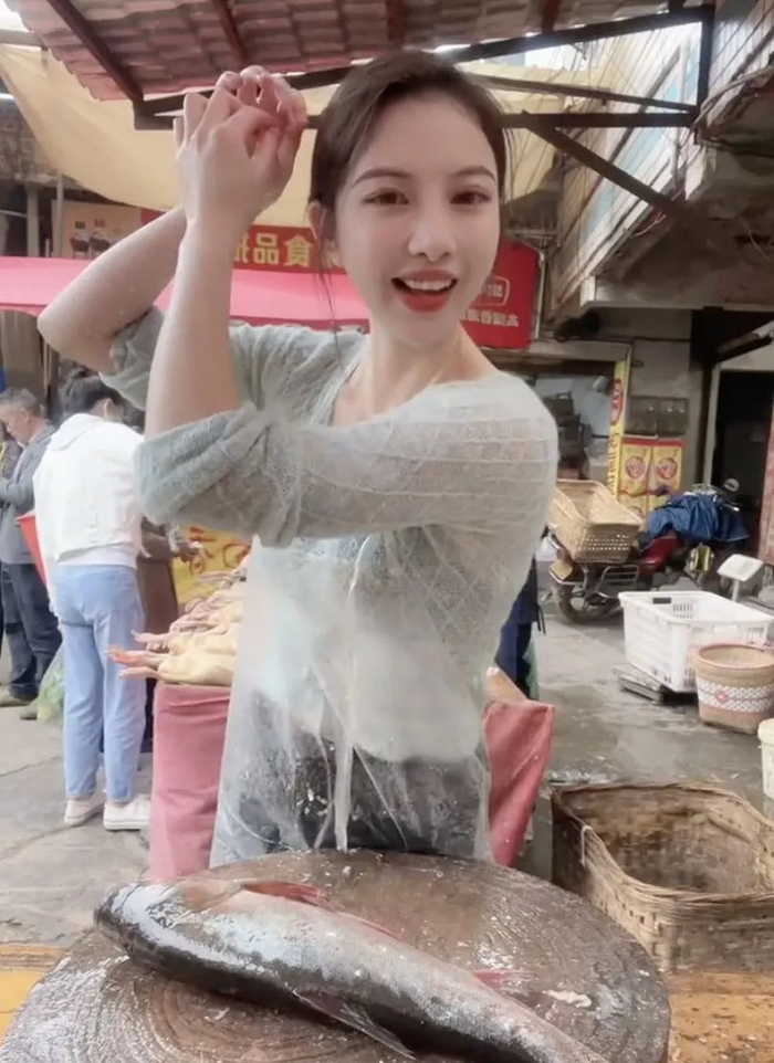 满是鱼鳞的鱼档后面站着一位面容姣好,拥有魔鬼身材的"卖鱼西施",偶然