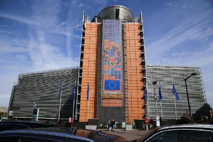 5月6日，东谈主们在比利时布鲁塞尔的欧盟委员会总部大厦外休息。新华社记者郑焕松摄