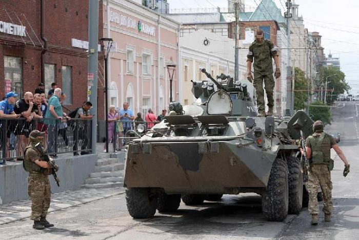这是6月24日在俄罗斯顿河滨罗斯托夫拍摄的瓦格纳组织武装东谈主员及坦克车辆。新华社/塔斯社