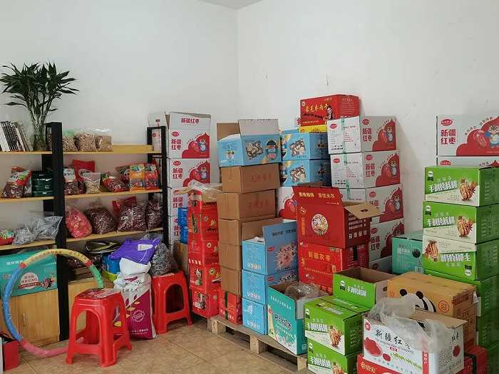 红枣交易市场内经销商门店里摆放的商品