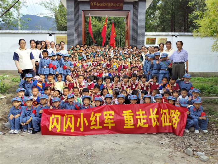 玉龙县巨甸镇中心幼儿园组织开展闪闪小红军重走长征路主题红色研学