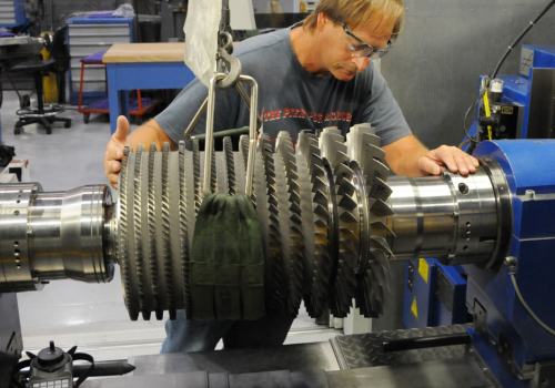 和俄罗斯很厉害,中国曾经在90年代初试图研发类似f404的中推发动机,几