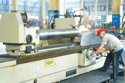 　　四川东林重工科技股份有限公司的工人在生产线上工作。