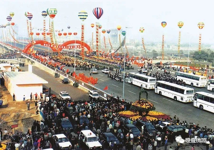 1997年10月，新建的迎泽大桥通车剪彩仪式
