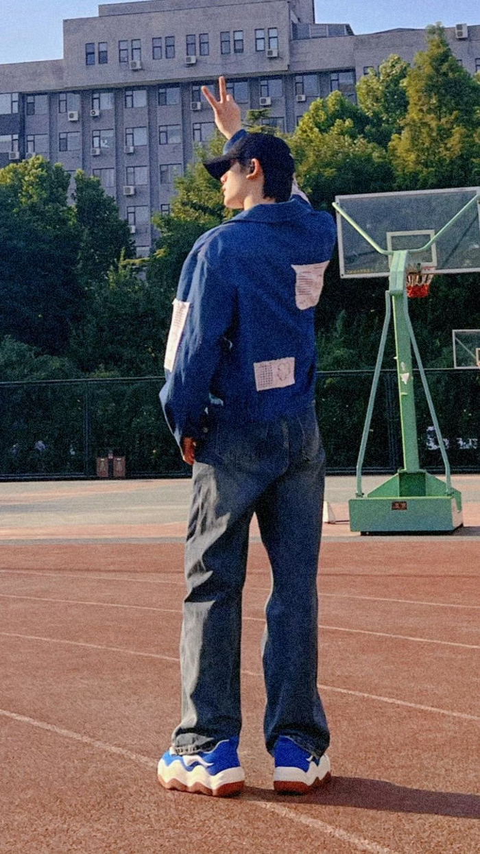 丁程鑫穿北电校服自拍 考完试的期末侠来了……|丁程鑫|北电_新浪新闻