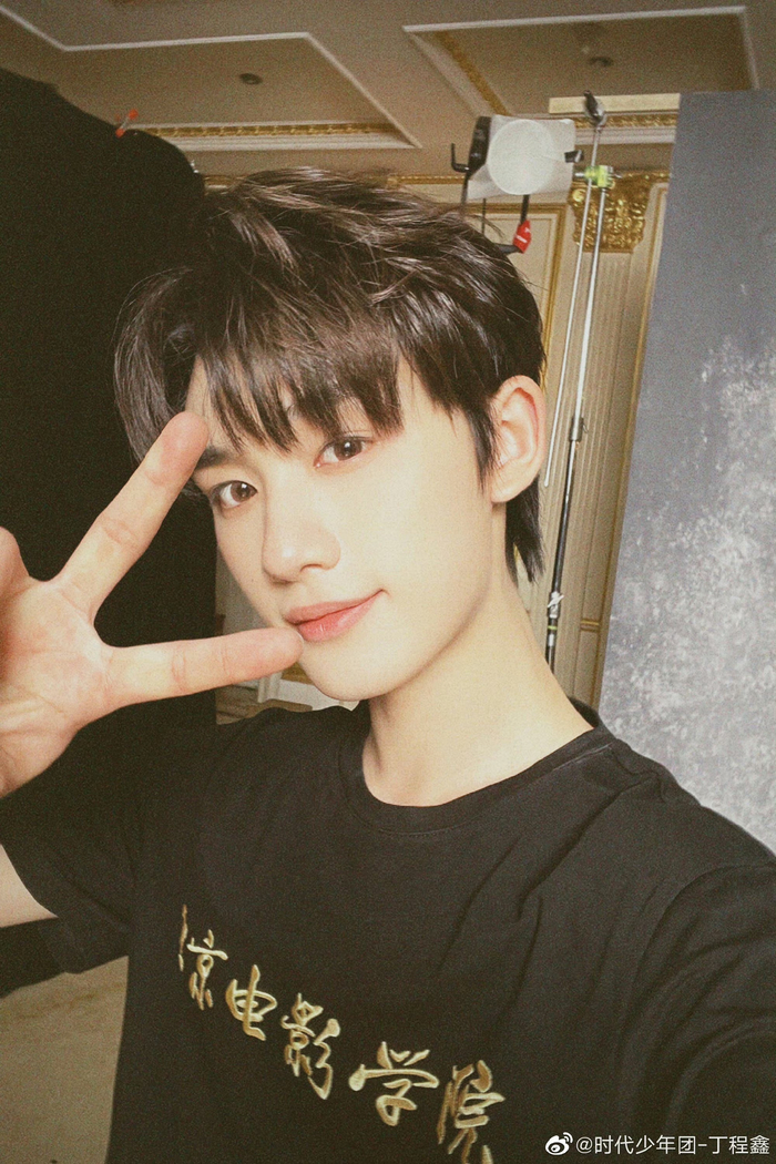 丁程鑫穿北电校服自拍 考完试的期末侠来了……|丁程鑫|北电_新浪新闻