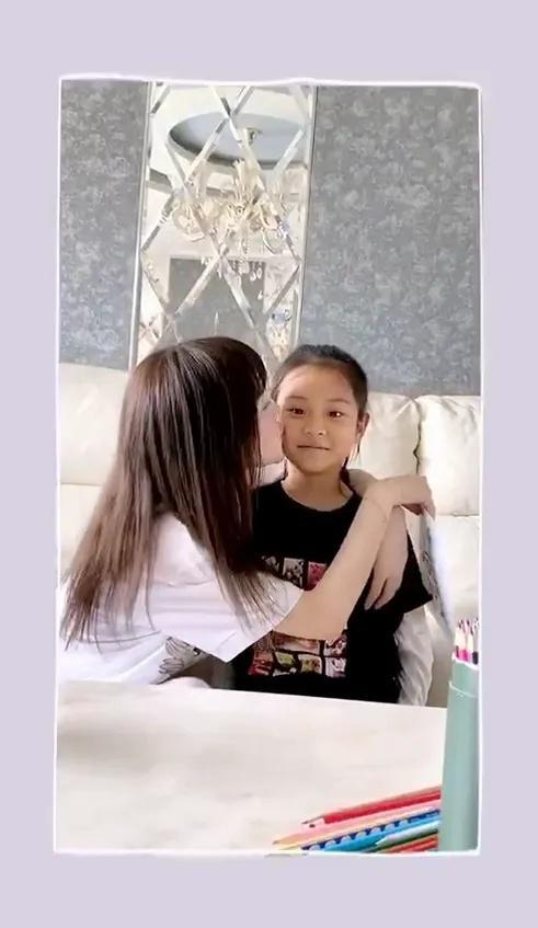 偶遇李小璐带甜馨畅享美食皮肤白皙仍似少女打扮嘻哈范引争议