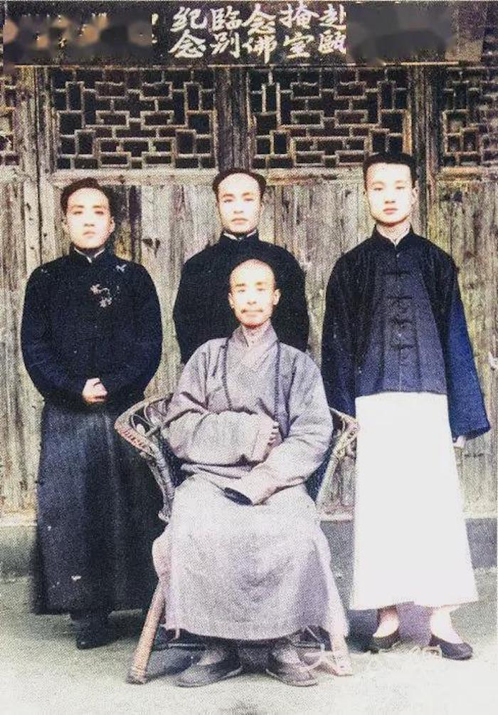 1920年夏，弘一大师赴浙江富阳贝山寺闭关，这是与当地居士的合影